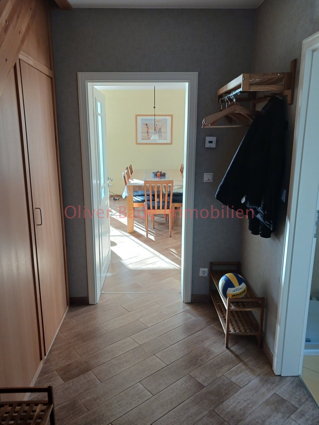 Flur EG Treppe mit Zusätzlichen Stauraum